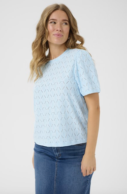 Tine Short Lace Blouse Lyseblå - Kaffe Clothing